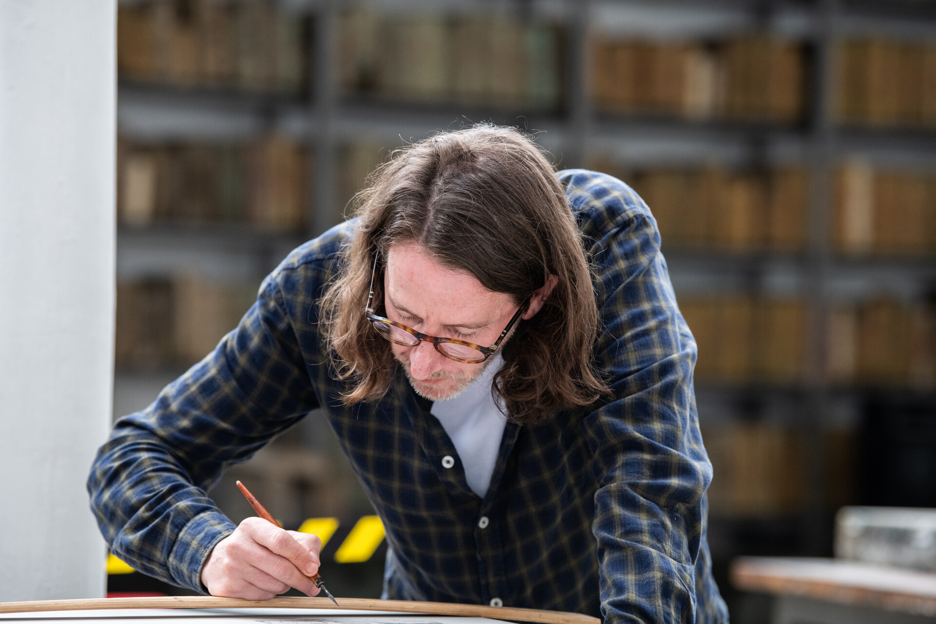 Alexandre Leger, artiste associ&eacute; au Frac Picardie, concentr&eacute; sur son travail